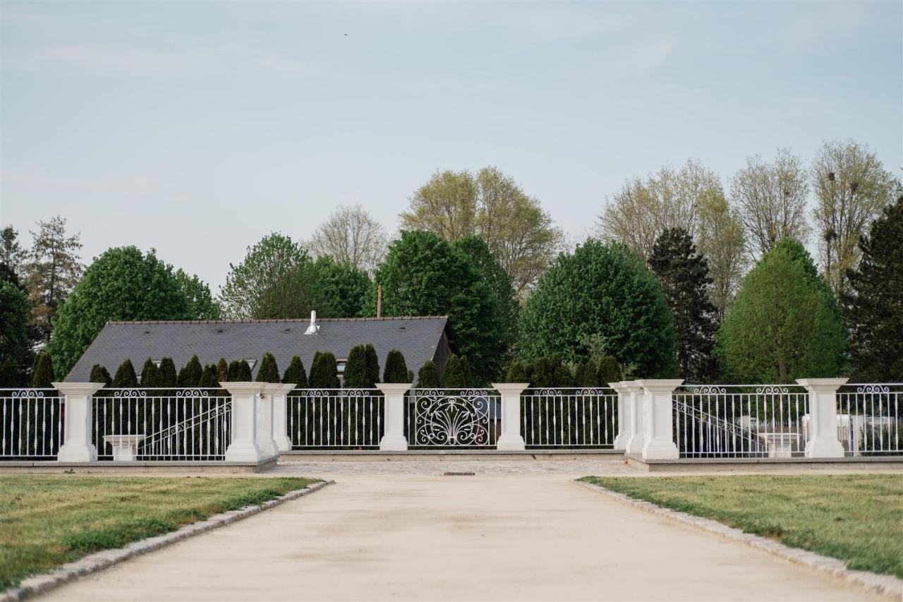 Domaine Les Jardins Darsene Bed & Breakfast Tinteniac Exterior photo